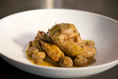 Fricassee van parelhoen met paddenstoelen