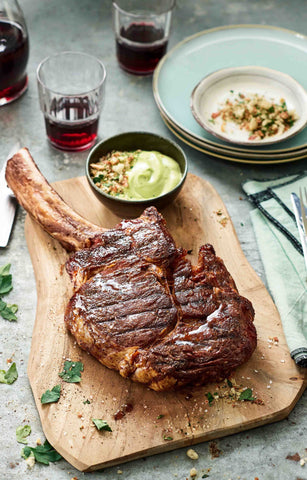 Smokey Tomahawk (reverse sear) met avocado mayo en jamon crumble